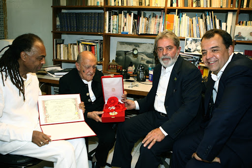 Gilberto Gil, o presidente Lula e o governador do Rio de Janeiro Sérgio Cabral entregam Medalha do Mérito Cultural a Oscar Niemeyer