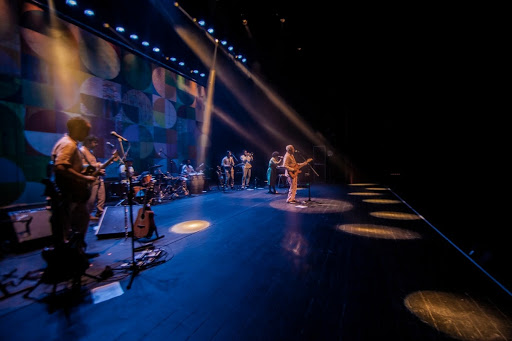 Gilberto Gil, Bem Gil (violão e guitarra), Bruno di Lullo (baixo), Domenico Lancellotti (bateria e percussão), José Gil (bateria e percussão), Danilo Andrade (teclado), Diogo Gomes (sopros) e Nara Gil (vocal) na estreia nacional do show OK OK OK