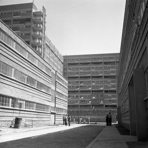 Pasillo interior entre los edificios del Multifamiliar