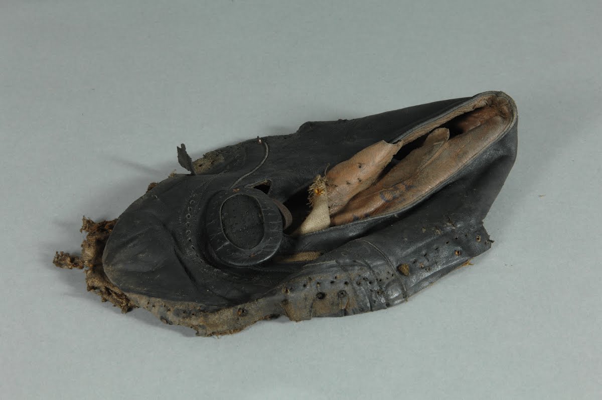 Czółenko damskie z czarnej skóry, ozdobione dekoracyjnym szyciem na przyszwie oraz broszką