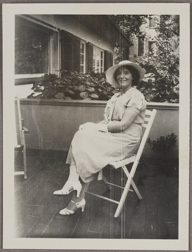 Nina Kandinsky sur la terrasse de la maison Henning
