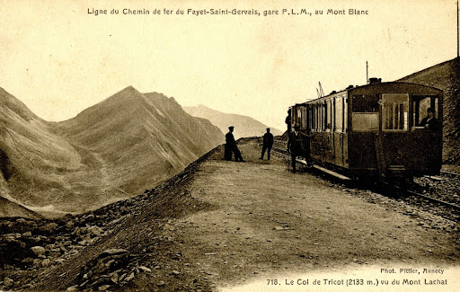 Ligne du Chemin de fer du Fayet-Saint-Gervais, gare P.L.M., au Mont Blanc – Le Col de Tricot (2133 m.) vu du Mont Lachat