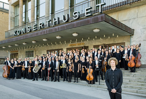 The orchetra and Santtu-Mattias Rouvali