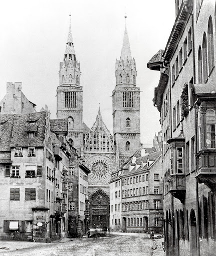 Blick aus der Karolinenstraße auf die Fassade der Lorenzkirche
