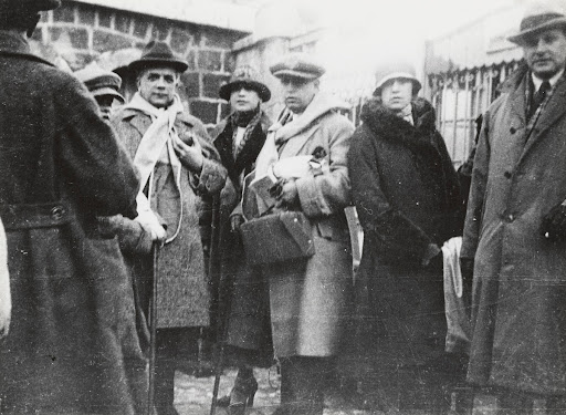 Trip to the Middle East (left to right): Nonê (hidden from view), Claudio de Souza, Tarsila do Amaral, and Oswald de Andrade