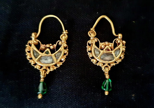 Small kundan chandbali with polki and emerald drops