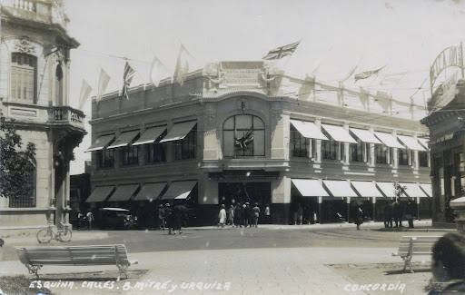 Calle Mitre y Urquiza. Local Gath y Chavez