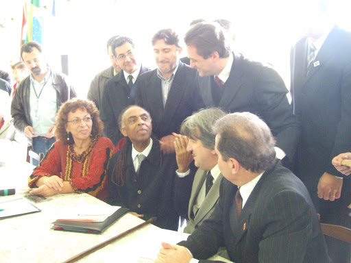Gilberto Gil e autoridades locais durante lançamento nacional do projeto Roteiros de Imigração
