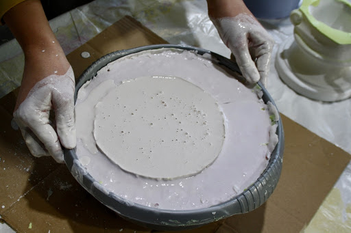 Removing bubbles from the wet plaster