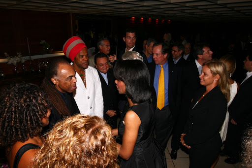 Gilberto Gil, entre os cantores e compositores Margareth Menezes e Carlinhos Brown, cumprimenta a então secretária de Estado dos Estados Unidos, Condoleezza Rice, em jantar na Bahia