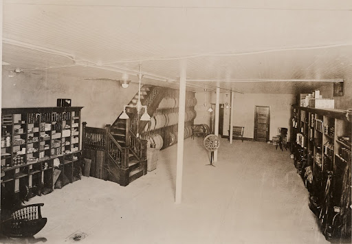 Reading Automobile Co., 5th and Cherry streets, supply department, 100 watt Mazda lamps
