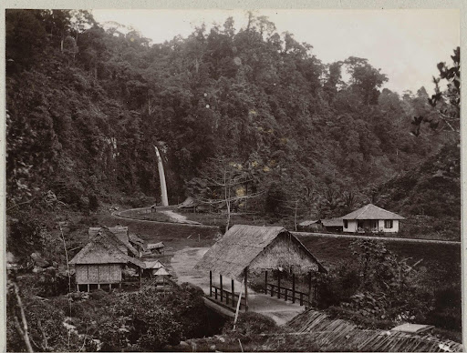 Uitzicht over het spoor en bebouwing in de Anei kloof.