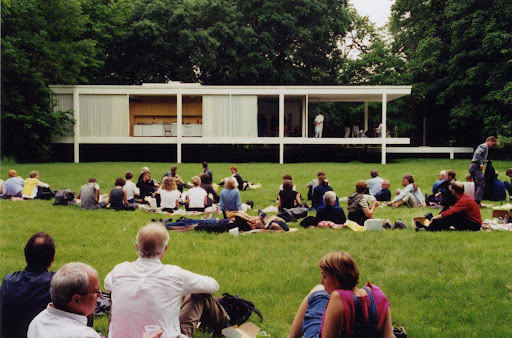 People on the lawn of the Edith Farnsworth House