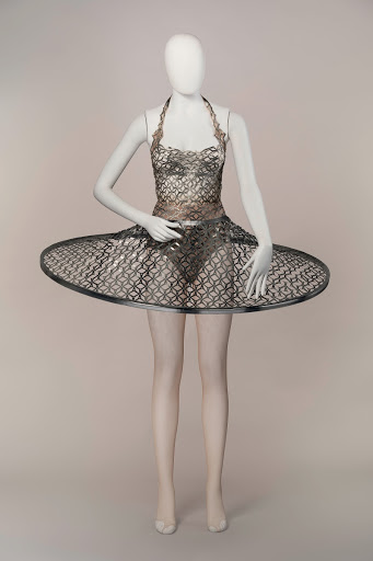 Costume de Iris Van Herpen pour Clear, Loud, Bright, Forward, chorégraphie de Benjamin Millepied. Création, Opéra national de Paris, 2015