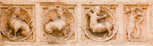 Zooforo esterno con animali fantastici: arpia, centauro e cervo