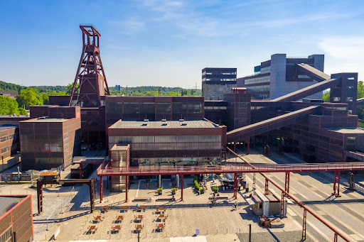 Form follows function: along the production axis of Zollverein Shaft XII, the “path of coal” can be traced from its extraction to the finished product.