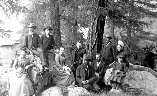Familie Röntgen im Kreis ihrer Freunde bei einem gemeinsamen Urlaub in Pontresina - Aufnahme von Röntgen mit Selbstauslöser (um 1894).