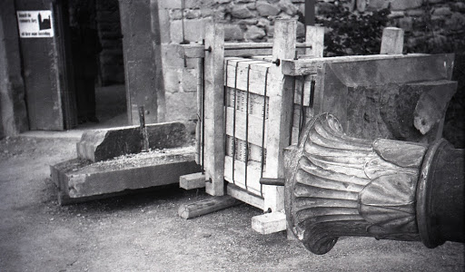 Removal of the Bar Column from the Rapperswil castle courtyard