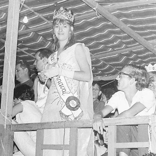 Lea Campos as the Carnival Queen at the Av. Afonso Pena stage.