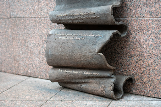 Sculpture 'Gediminas' letter' bottom
