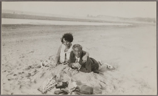 妮娜·康定斯基和瓦西里·康定斯基在昂代伊的海滩