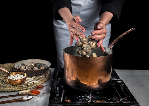 Cooking "fabes con Almejas"