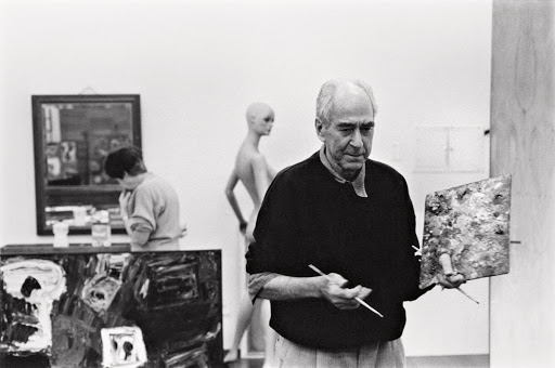 Iberê and Maria, at the back, in the studio on Alcebíades Antônio dos Santos street