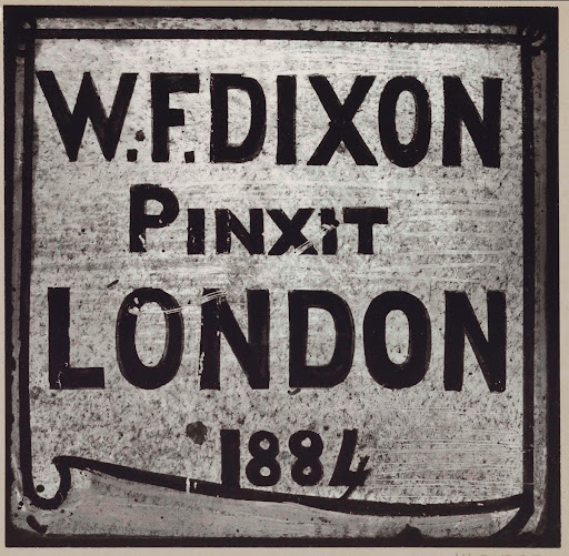 Gebrandschilderd raam met de tekst W.F.DIXON Pinxit LONDON 1884