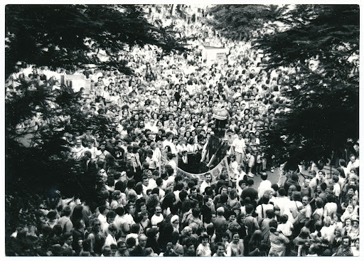 Jubileusz Sławomira Mrożka w Krakowie – uczestnicy przed pałacem Pod Baranami