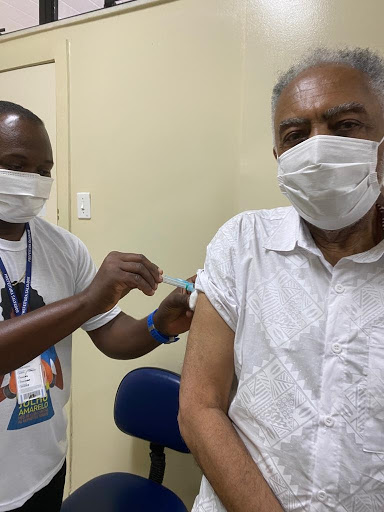 Gilberto Gil toma a primeira dose da vacina CoronaVac em Salvador.