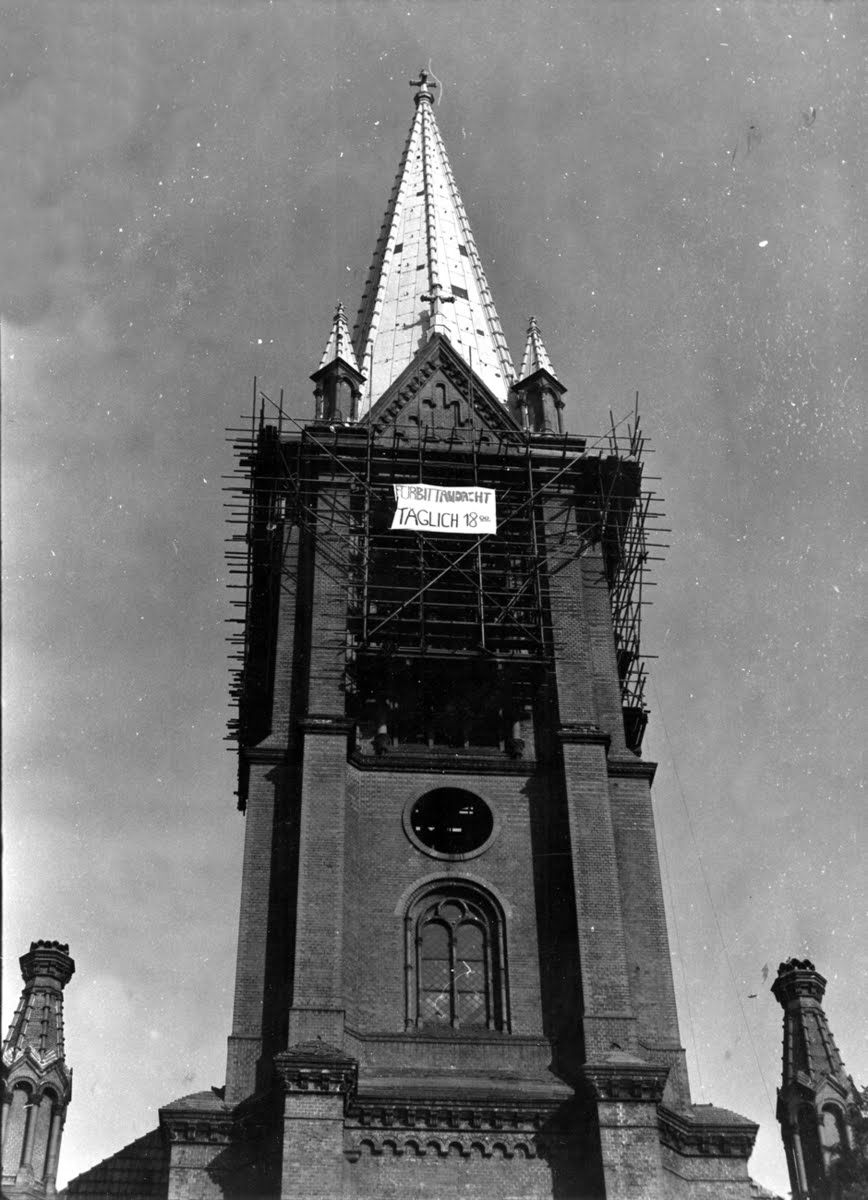 Kirchturm der Gethsemanekirche während der Mahnwache