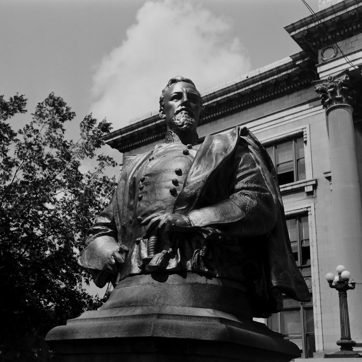 D.A.R. Vs. Chatanooga - Who Cleans Statue Of Confederate Jeb Stuart
