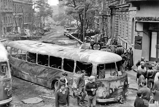 Okupace, na snímku převrácený autobus před rozhlasovou budovou na Vinohradech