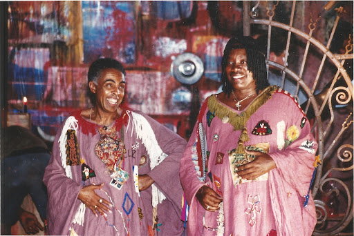 Gilberto Gil e Milton Nascimento no cenário do clipe da música Sebastian