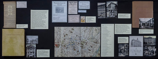 Vitrine mit Photographien, Anzeigen und Lagerkatalogen von ehemals Münchner jüdischer Kunst-und Antiquitätenhandlungen, etwa die Galerien L. Bernheimer, D. Heinemann, A. Caspari oder das Antiquariat Jacques Rosenthal. Die historische Karte in der Mitte verzeichnet die Standorte von 42 jüdischen Galerien in München um 1930