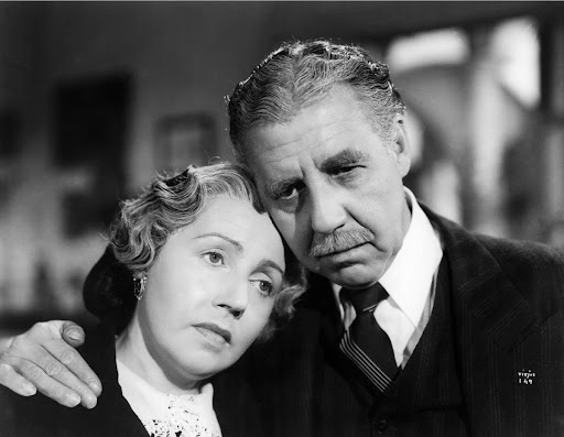 Matilde Palou and Fernando Soler in a scene from "Cuando los padres se quedan solos"