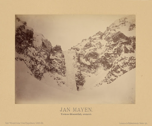 Jan Mayen, Tornoe-Wasserfall, erstarrt