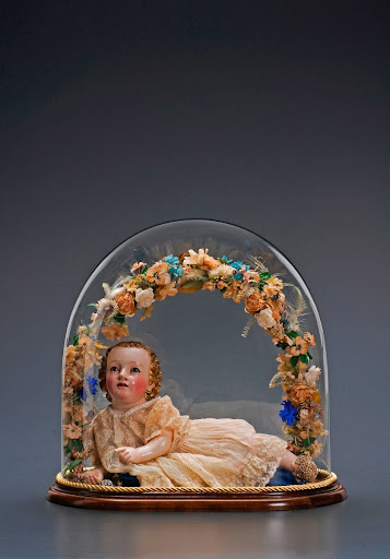 Composition sous globe de l'enfant Dieu allongé avec chaussures en perles