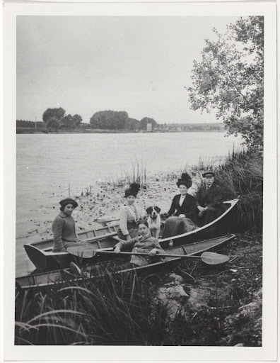 Frédéric Joliot with his family on a boat in Juvisy