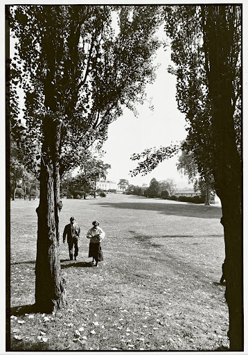Alain Dominique Perrin et Marie-Claude Beaud dans le parc de la Fondation Cartier à Jouy-en-Josas