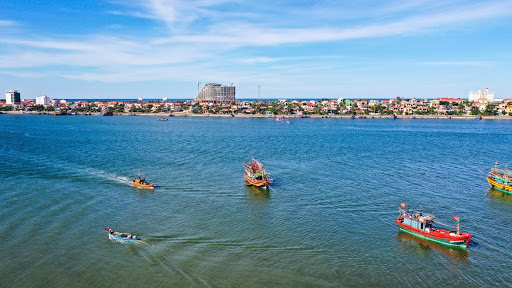 Fishing boats enter Dong Hoi market