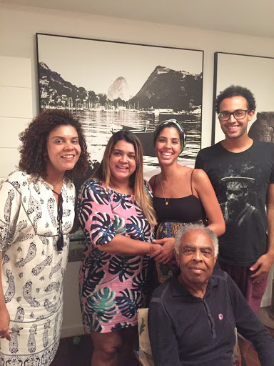 Gilberto Gil cercado pelos filhos Maria Gil, Preta Gil, Bela Gil e José Gil em seu apartamento no Rio de Janeiro