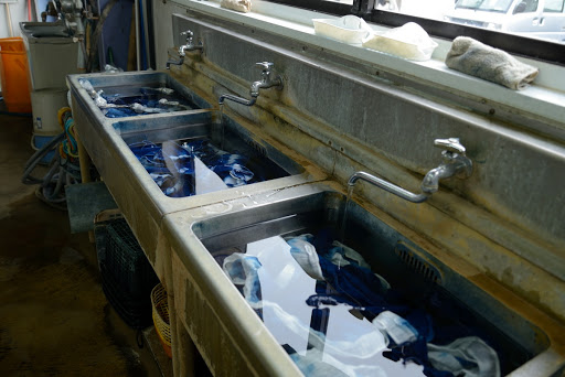 Production Process of Awa Shijira Fabric: Rinse with Water