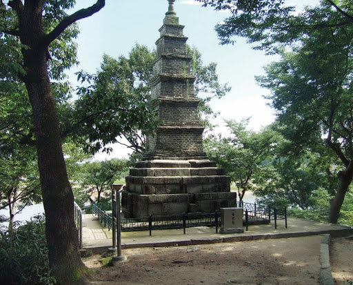 Multi-story Stone Pagoda of Silleuksa Temple (Treasure No. 25)