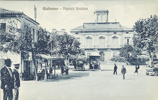 Square in front of the station, Giulianova
