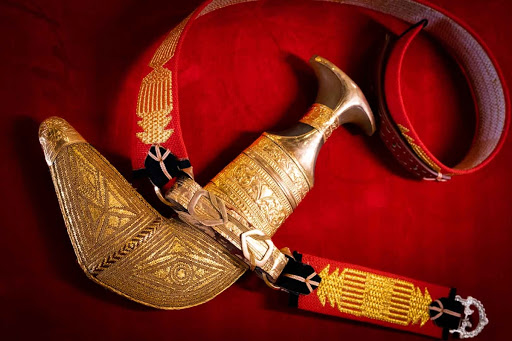 خنجر من الخناجر المعروضه في بيت الخنجر الإماراتي