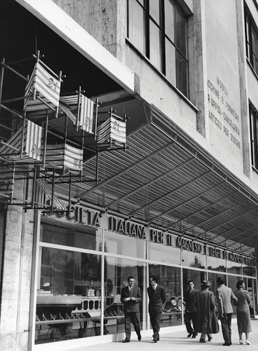 Veduta esterna del padiglione della Società Italiana per il Magnesio e Leghe del Magnesio alla Fiera Campionaria di Milano del 1958