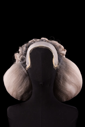 Perruque pour le rôle de la Comtessa dans « Andrea Chénier », opéra d’Umberto Giordano. Mise en scène de Giancarlo Del Monaco, costumes de Maria Filippi. Opéra national de Paris / Opéra Bastille, 2010. vue de face