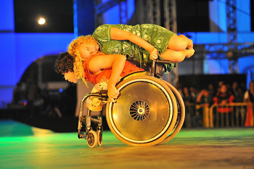 The performance "Jardim das Rosas Amarelas" is a production by the Gira Dança Group.