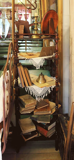 Wooden four-stacked set of shelves with ornamental chiseled legs